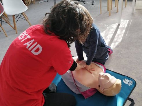 Echipa Smurd facand un curs de prim ajutor la Liceul Montessori Cluj