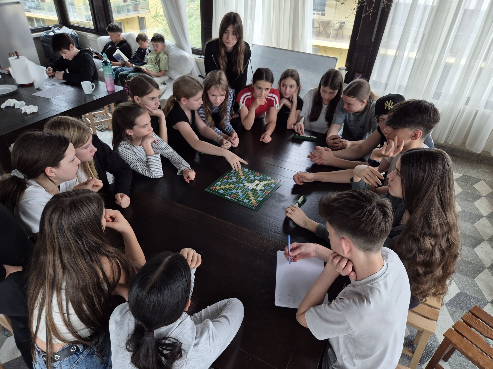 Un grup de adolescenti jucand jocuri de socializare in mediul de Gimnazul si liceu Montessori Cluj 