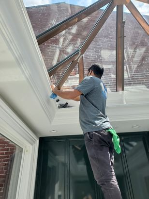 Wiping Glass — Saugus, MA — Arrow Property Services