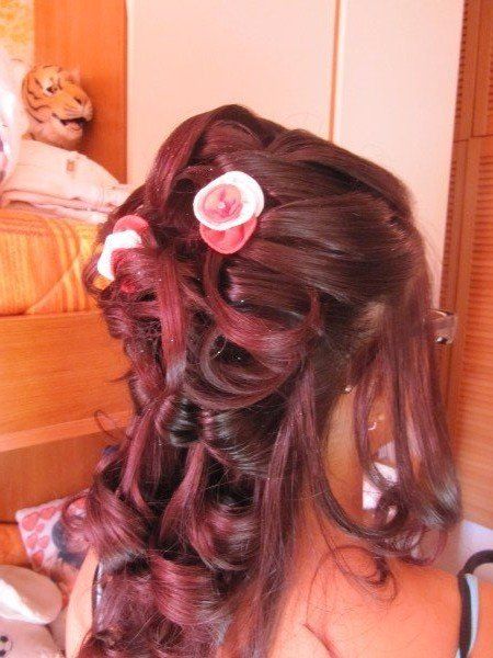 capelli rossi acconciati con fiori