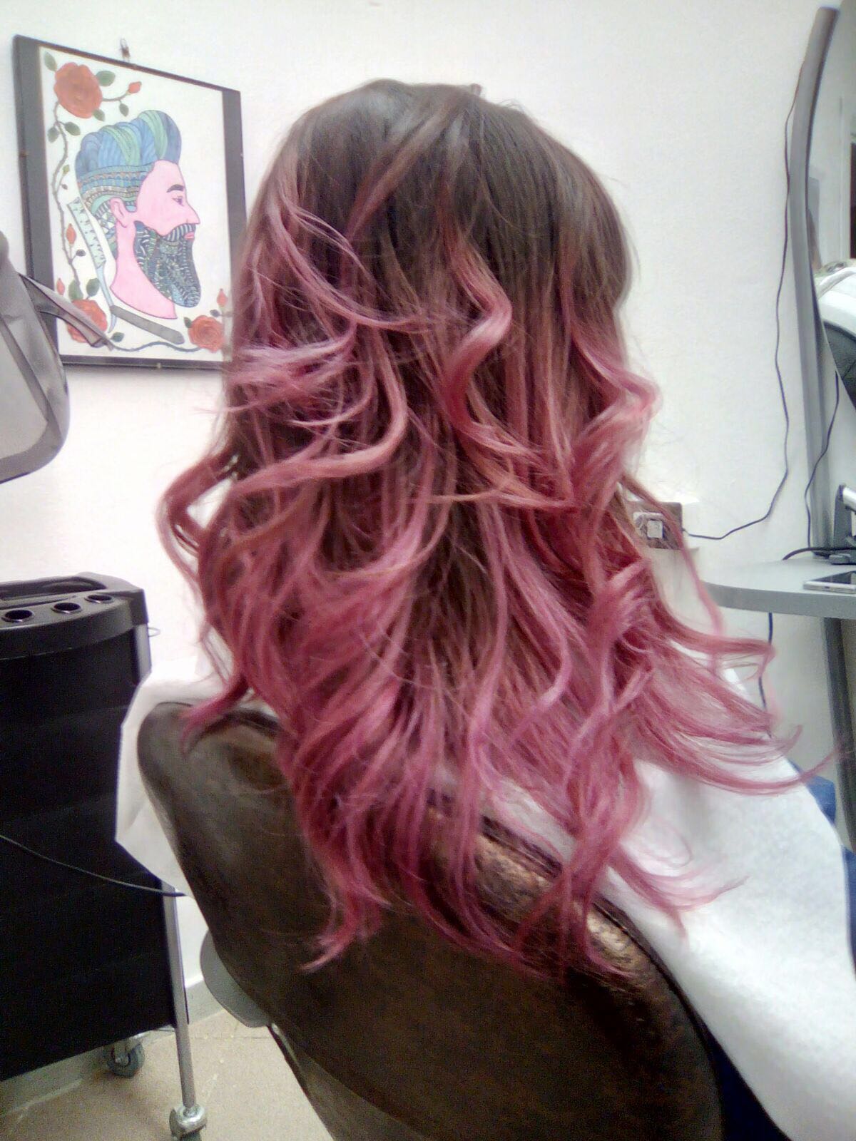capelli mossi con shatush rosa