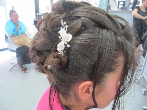 capelli legati con fiore
