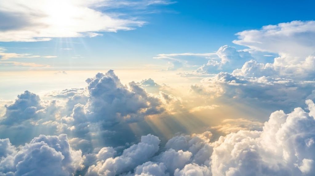 Wolkenmeer mit Sonnenstrahlen – Symbolbild für eine Himmelbestattung bei Trauerhilfe Emmerling