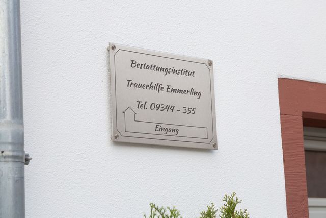 Eingangsschild „Bestattungsinstitut Trauerhilfe Emmerling“ in Großrinderfeld/ Gerchsheim