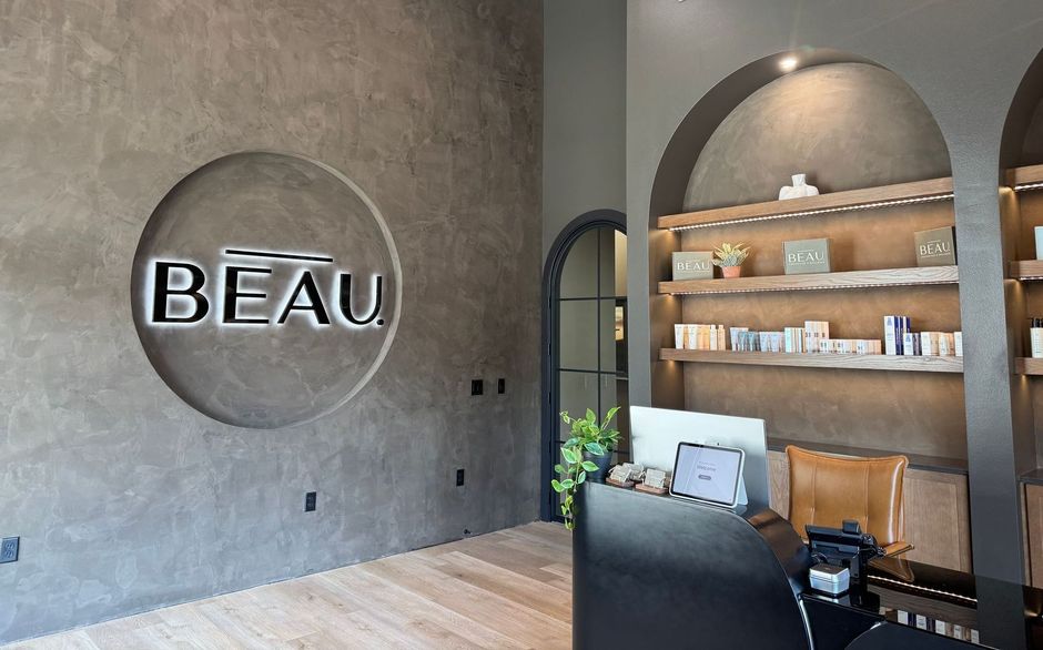 A room with a sign on the wall that says beau