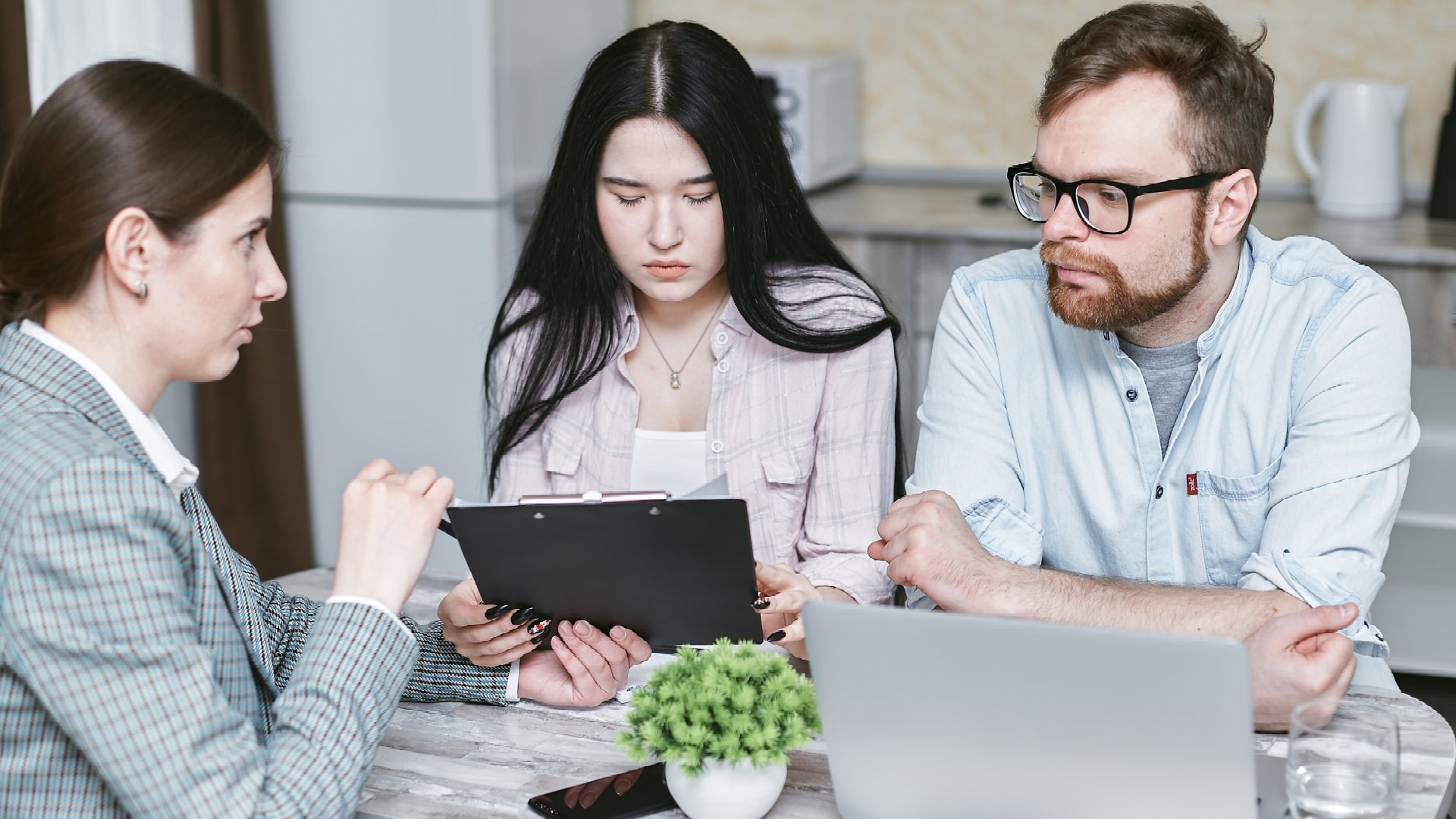 Divorced couple talking about credit and finances