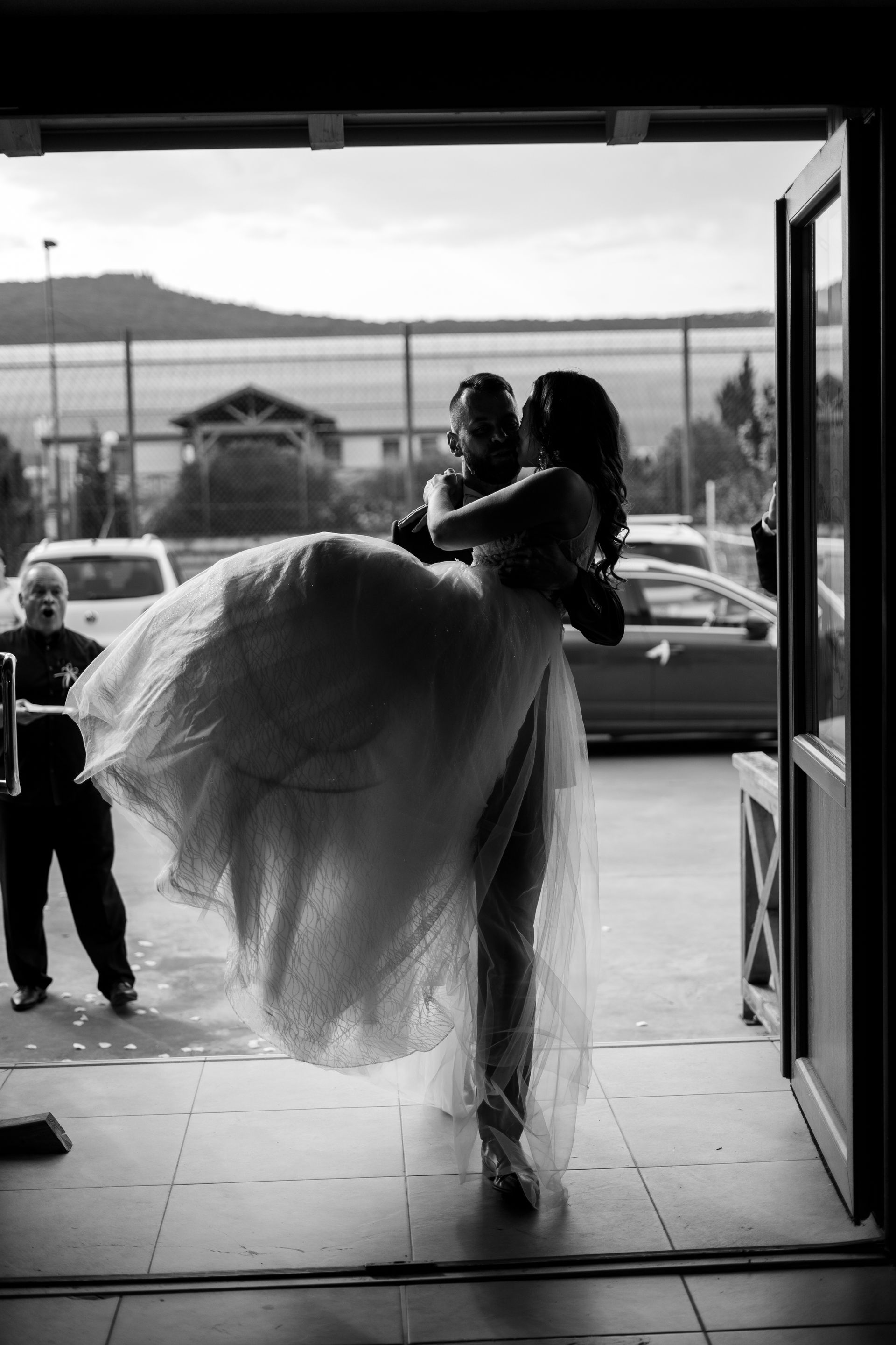 Svadobné fotografie prenášanie cez prah  Pezinok, Bratislava a okolie