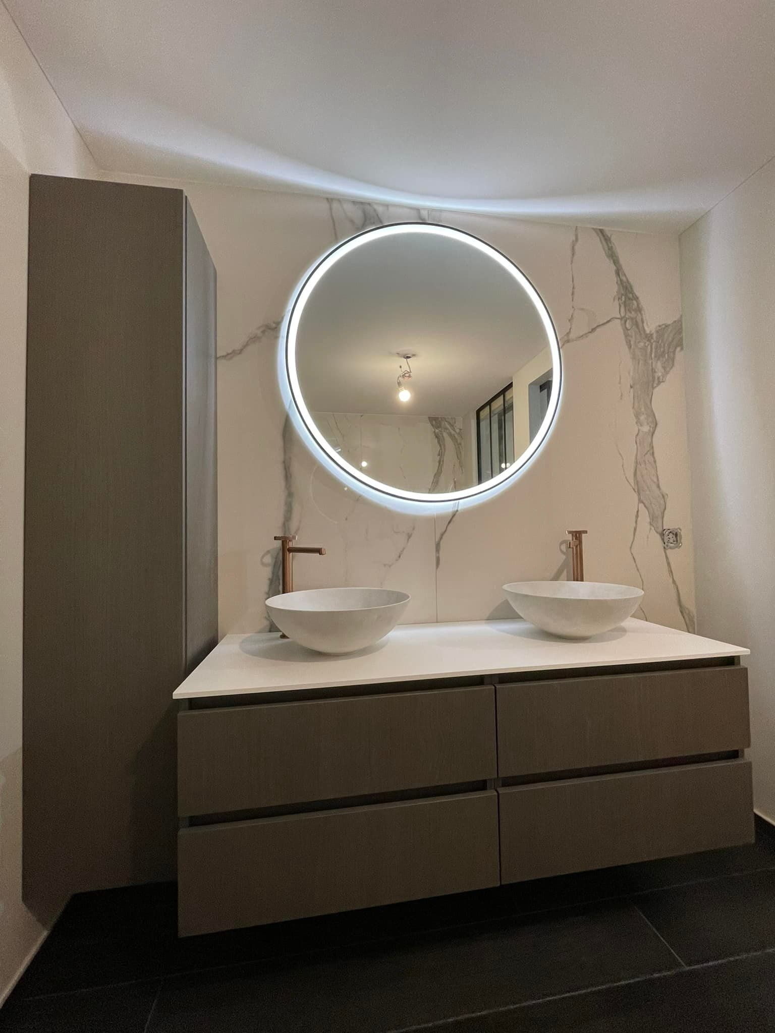 Salle de bain rénovée moderne avec miroir rond