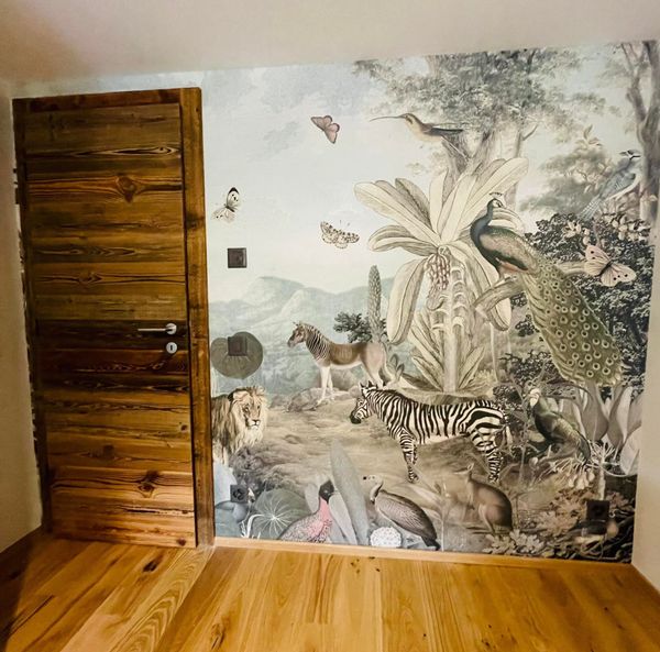 Pièce avec porte en bois et papier peint