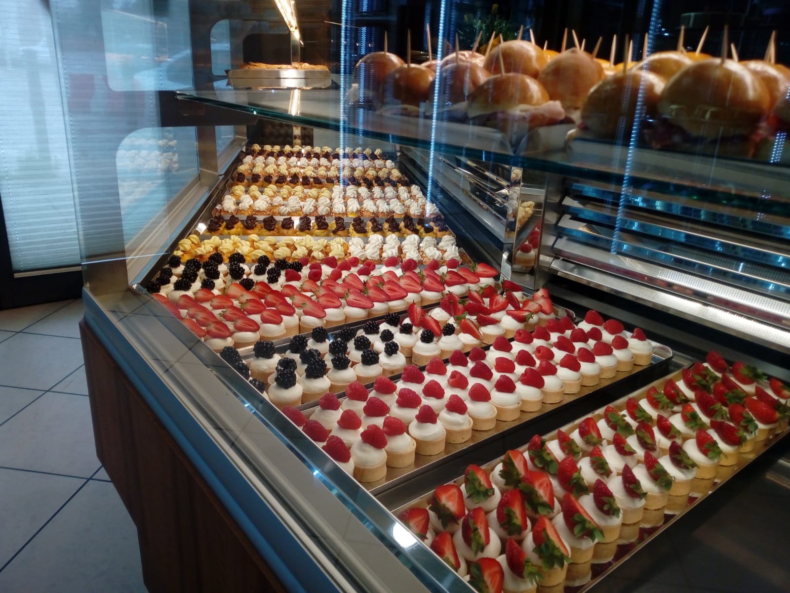 pasticceria mignon in esposizione