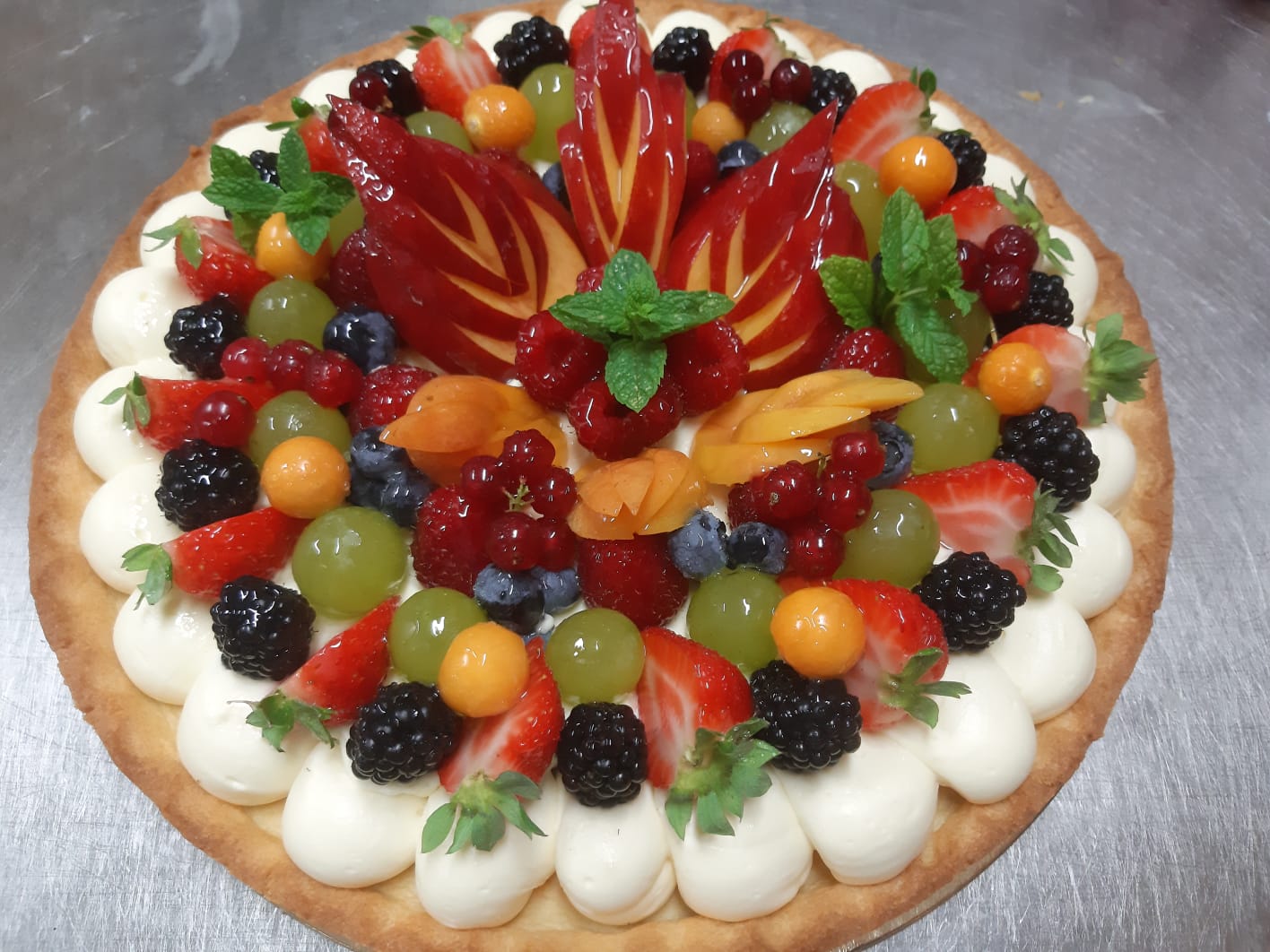torta con decorazioni di frutta