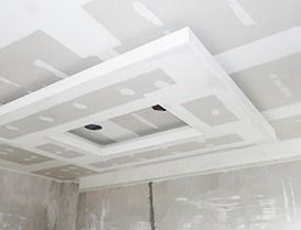 Techo de pladur en construcción con diseño rectangular empotrado. Pladur gris, pintura blanca.