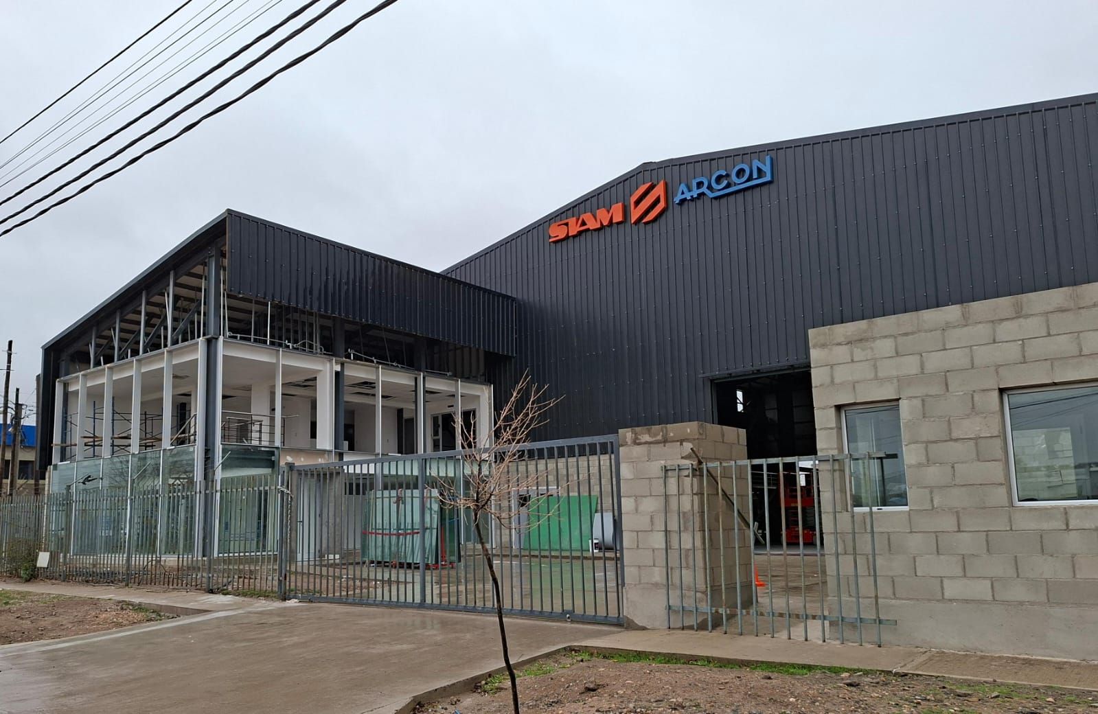 Edificio industrial oscuro con el letrero 