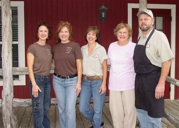 hinze's bar-b-que staff and owners