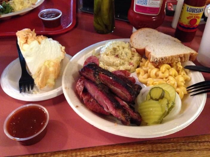 barbecue plate with pie
