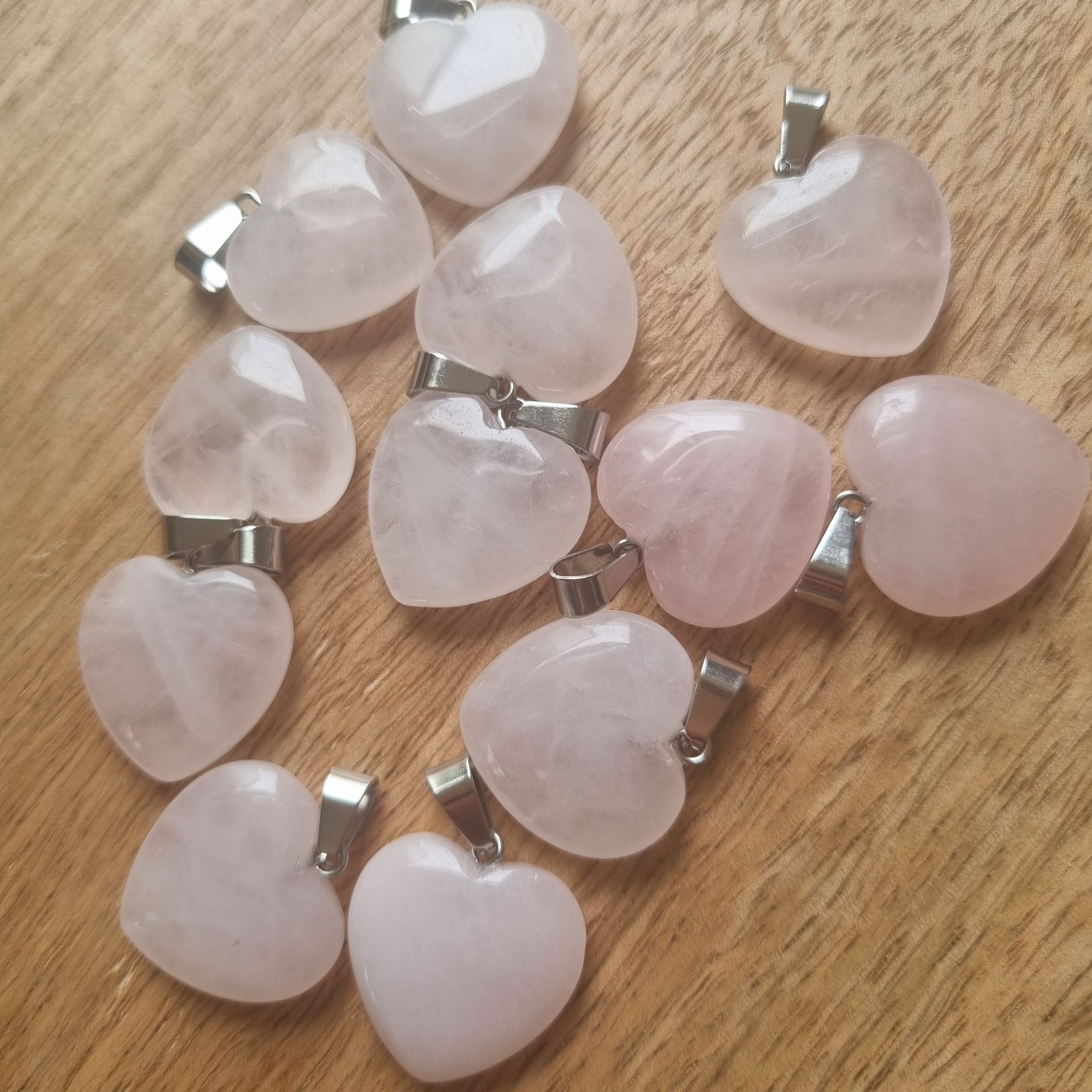 Rozenkwarts is een liefdevolle steen, en geeft harmonie. Het bevorderd zelfliefde maar ook de liefde om je heen. Je zintuigen worden versterkt en je krijgt een rijker fantasie. Ze is kalmerend als je verdriet heb, een echte knuffelsteen.