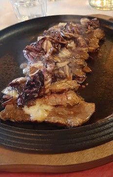 Un primo piano di un piatto di cibo su un tavolo.