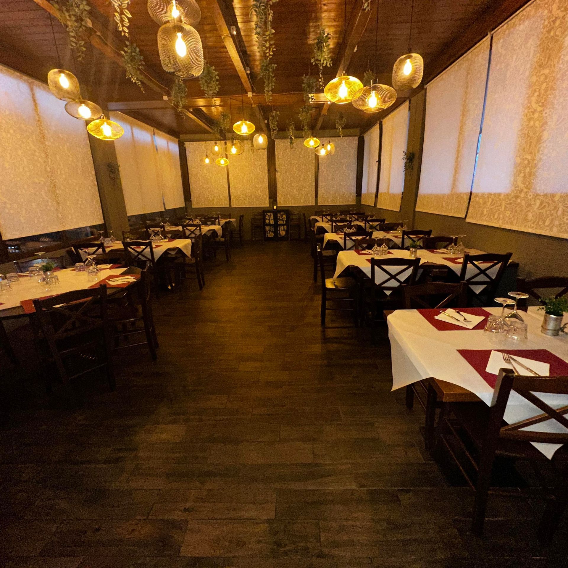 Una lunga sala da pranzo con tavoli e sedie