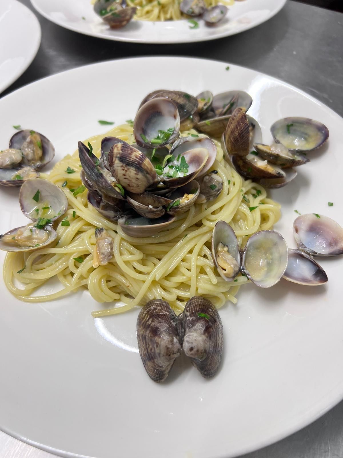 Una pizza con tanti condimenti è in una scatola.