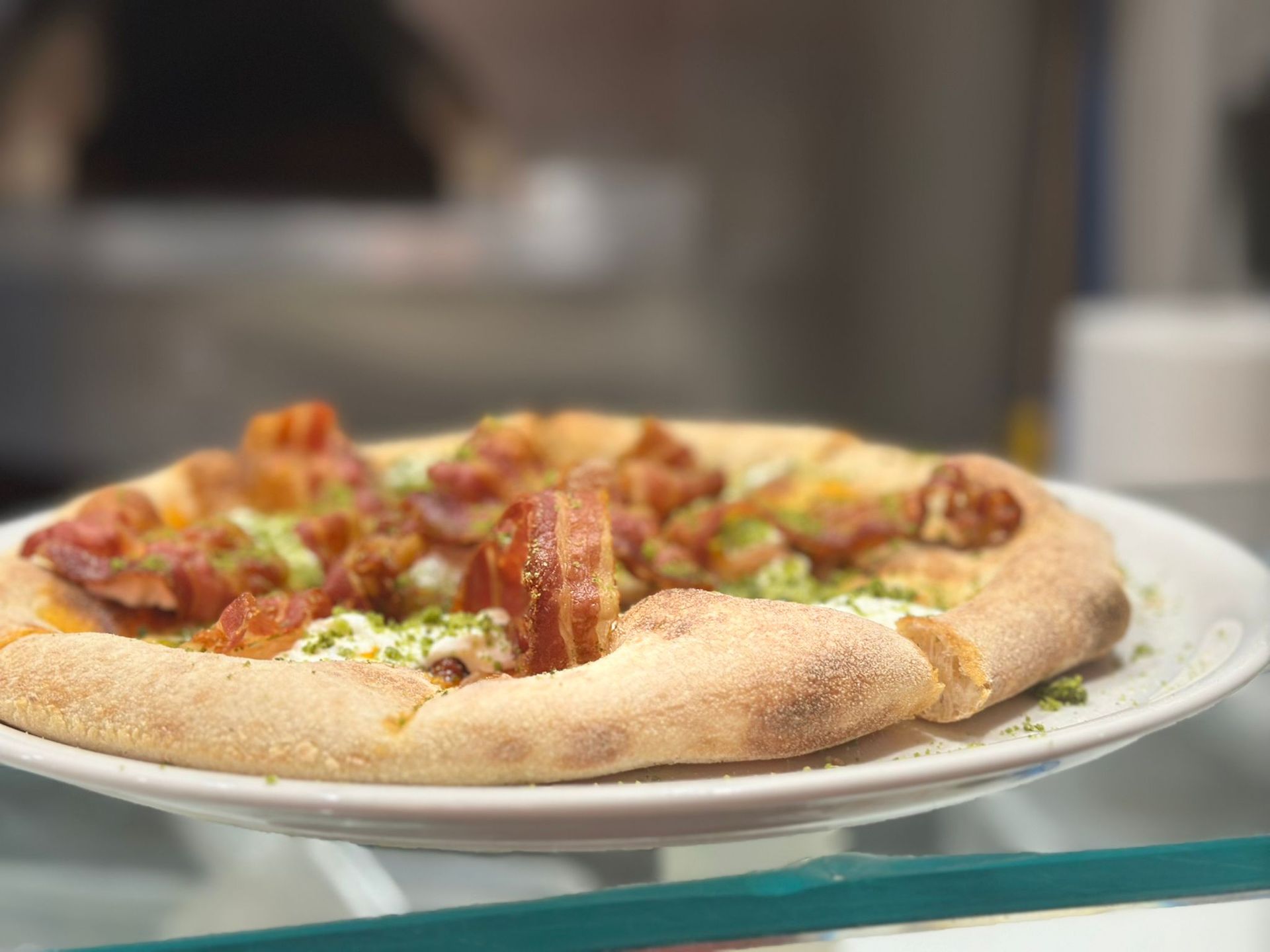 Un piatto bianco con carne, ananas e fragole