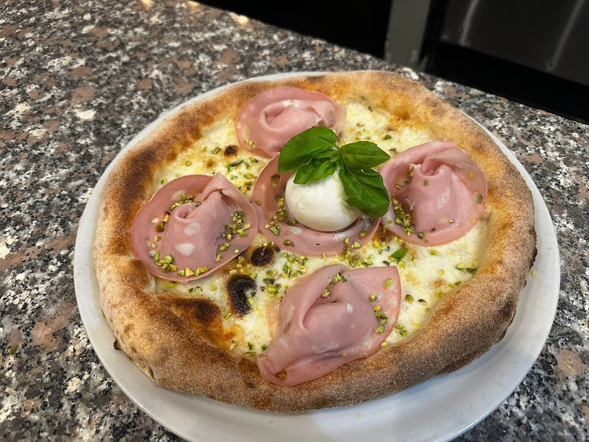 Una persona sta mangiando un piatto di cibo su un tavolo.