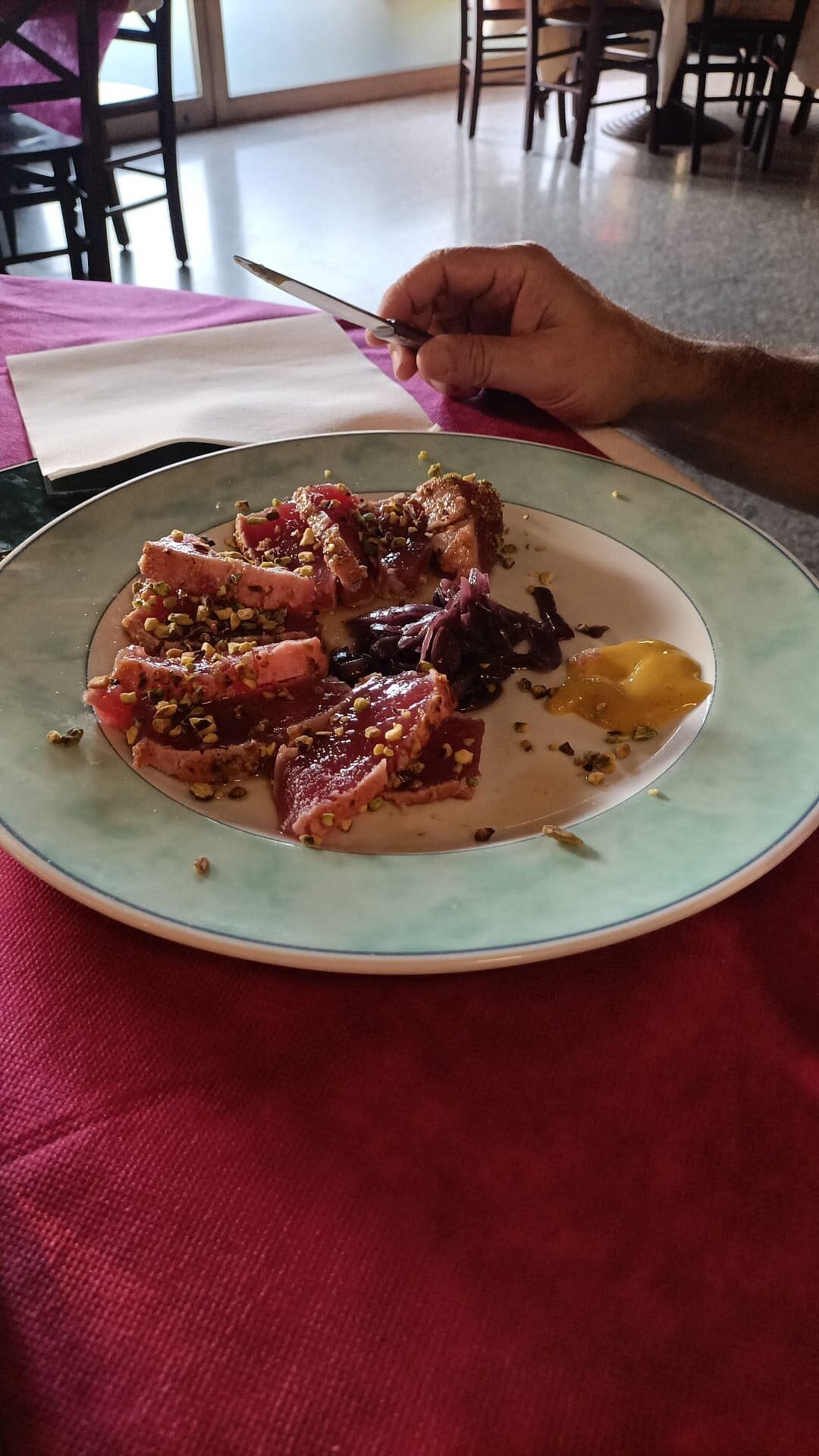 Una persona sta mangiando un piatto di cibo su un tavolo.