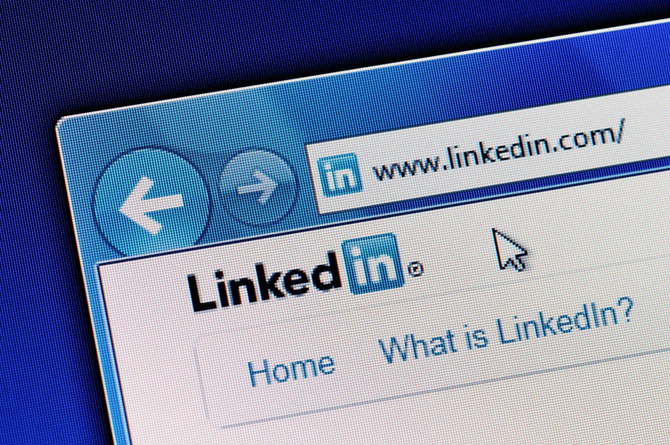 LinkedIn-webpagina op een blauw scherm; cursor beweegt over de adresbalk en het LinkedIn-logo wordt weergegeven.