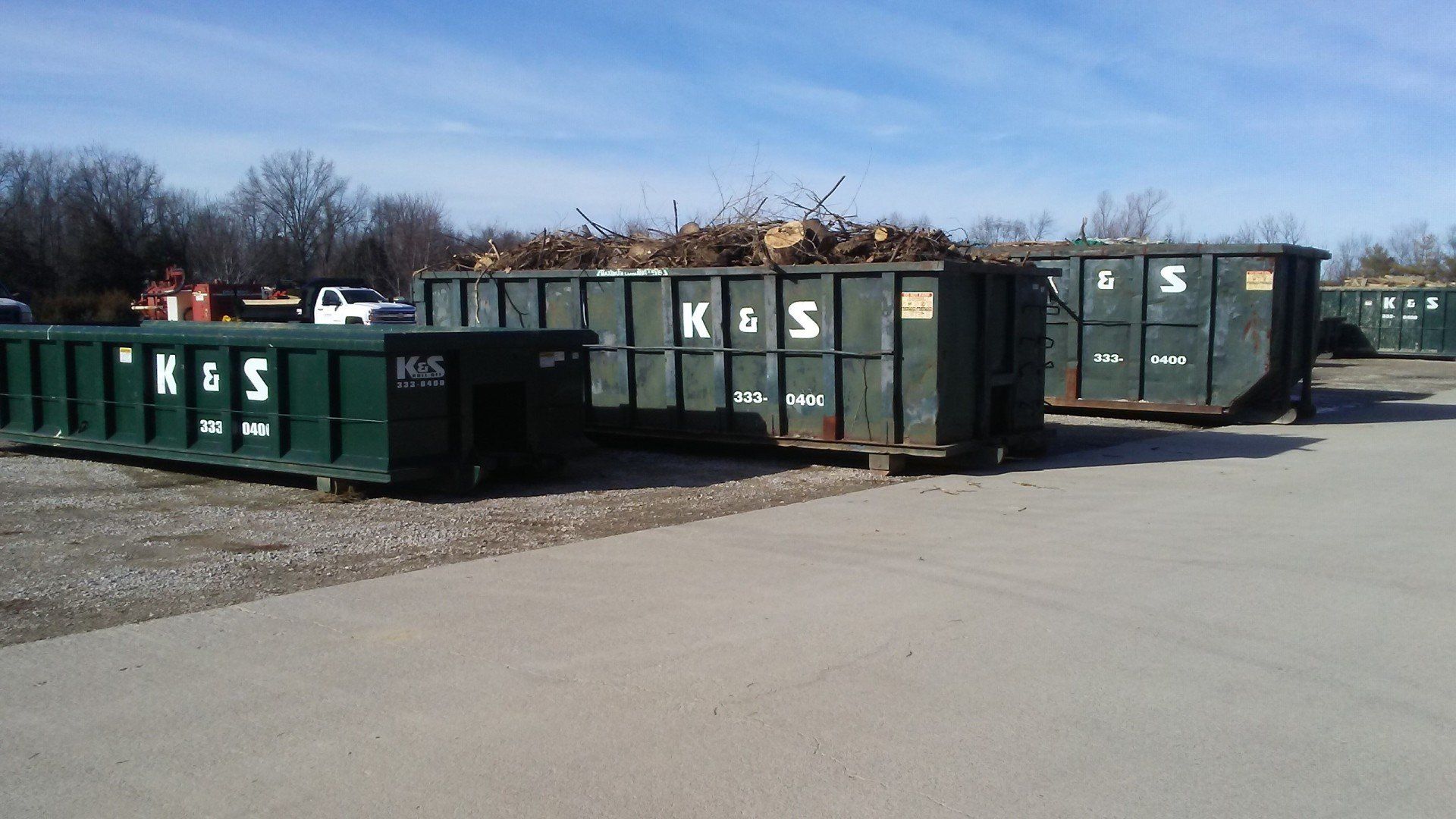 A row of dumpsters with the letters kes on them