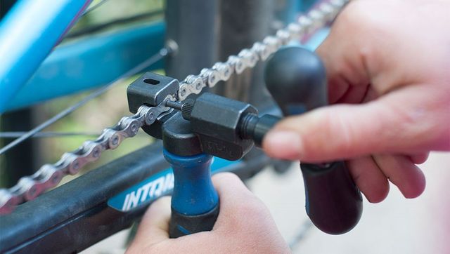 repairing bike chain