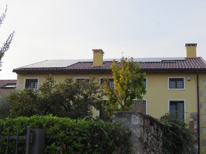 casa con pannelli fotovoltaici