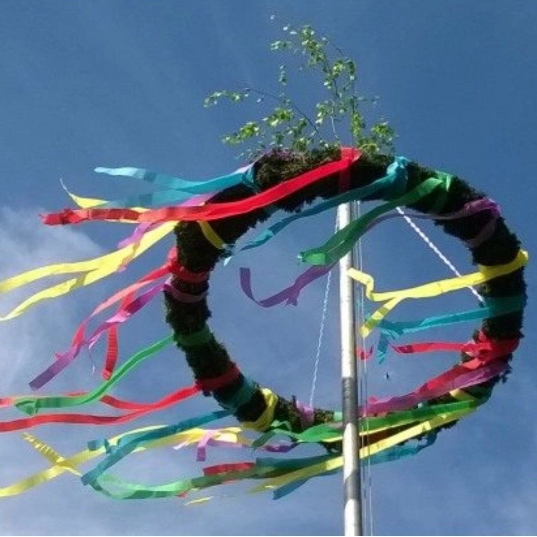 De kracht van Drie-Hoeken
Op zondag 28 april stellen we onze goed verscholen plek hier in Ghoy open voor bezoekers die:
-	graag op verkenning gaan in het Waalse heuvelland
-	een ambachtelijk marktje appreciëren
-	genieten van een leuke dag met een drankje of hapje
-	kracht halen uit een jaarlijks meiboomritueel – ieder jaar weer anders 
-	kennis willen maken met de dromen van theOak3
-	meezingen op de klank en de zang van Bavo Verhasselt
-	tot rust willen komen
We openen de poorten naar de binnenkoer om 11u: 
via een uitgestippeld parcours verken je via een wandeling van 6 tot 10 kilometer de mooie omgeving van Ghoy en Ogy.
Vanaf 12.00u gaat de ambachtenmarkt van start en ontvangen we gasten die ons domein willen verkennen: we bieden lokale dranken aan van fruitsap tot cider en bijzondere bieren. Daarnaast verwennen we jullie graag met verse soep en hap-klare schotels.
Om 15u stipt nemen we jullie allen mee in de “kracht van 3”, een meiboomritueel waar we jullie uitnodigen om mee de overgang te maken naar een nieuw, vruchtbaar jaar.

