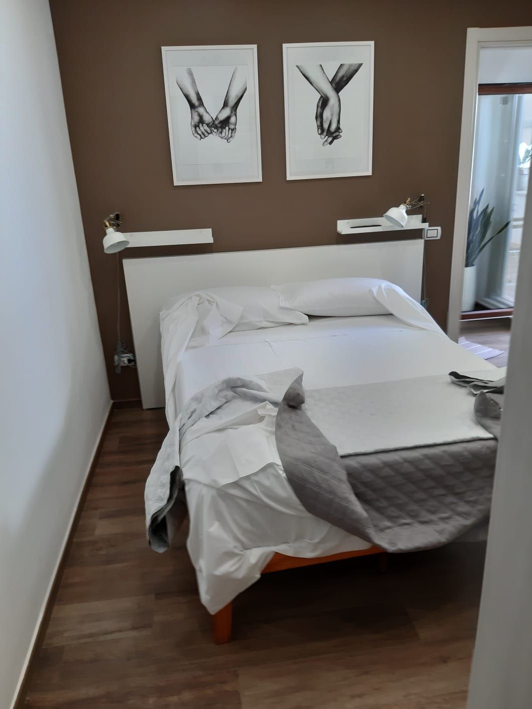 Una camera da letto con un letto e due quadri sul muro