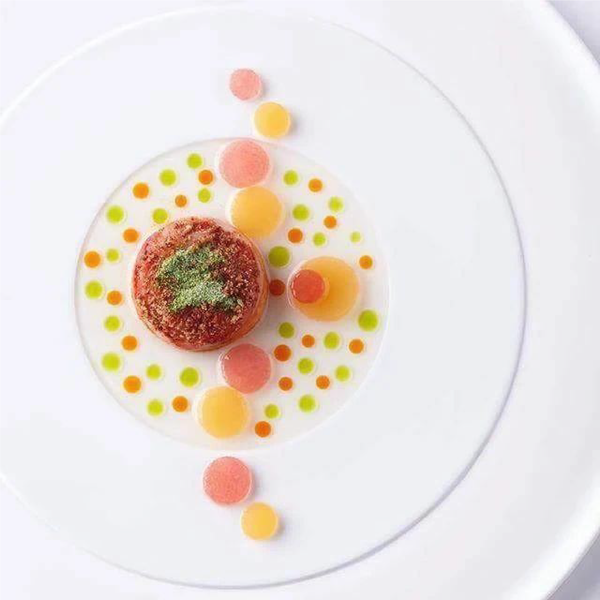 Une assiette blanche avec un cercle de nourriture dessus