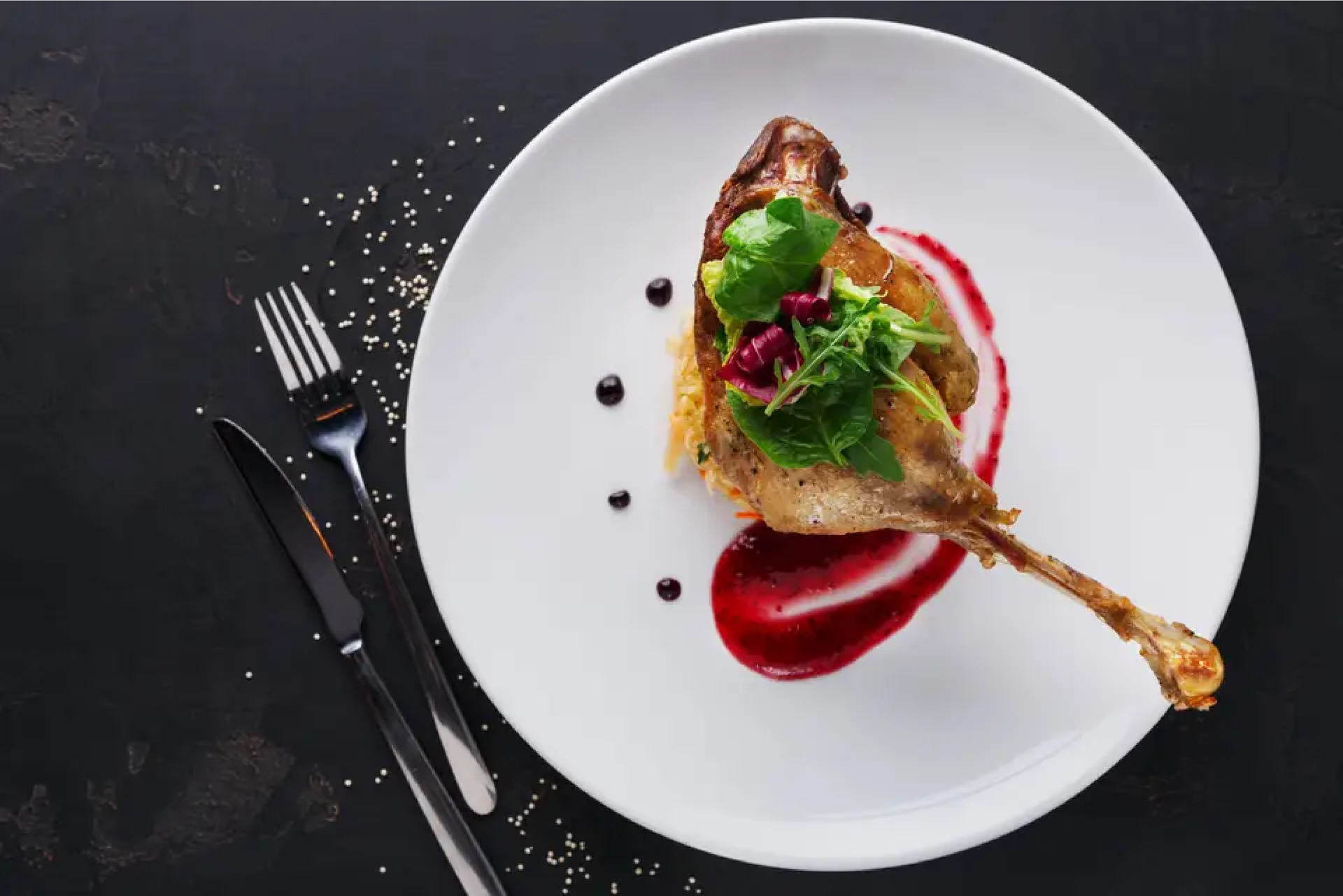 Une assiette blanche garnie d'un morceau de viande et de sauce.