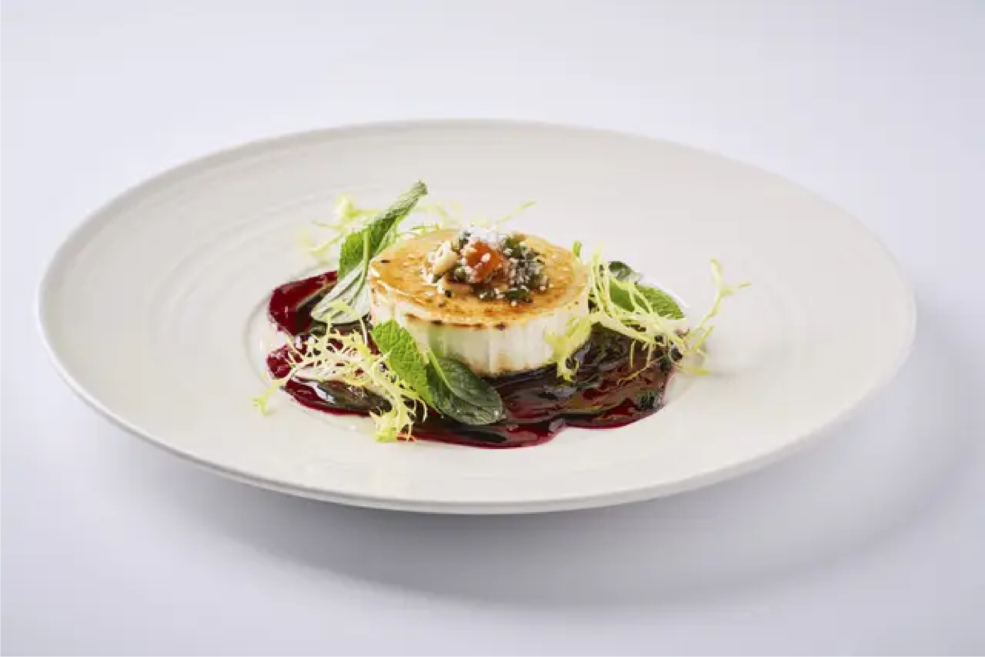 Une assiette blanche surmontée d'une assiette de nourriture sur une table.