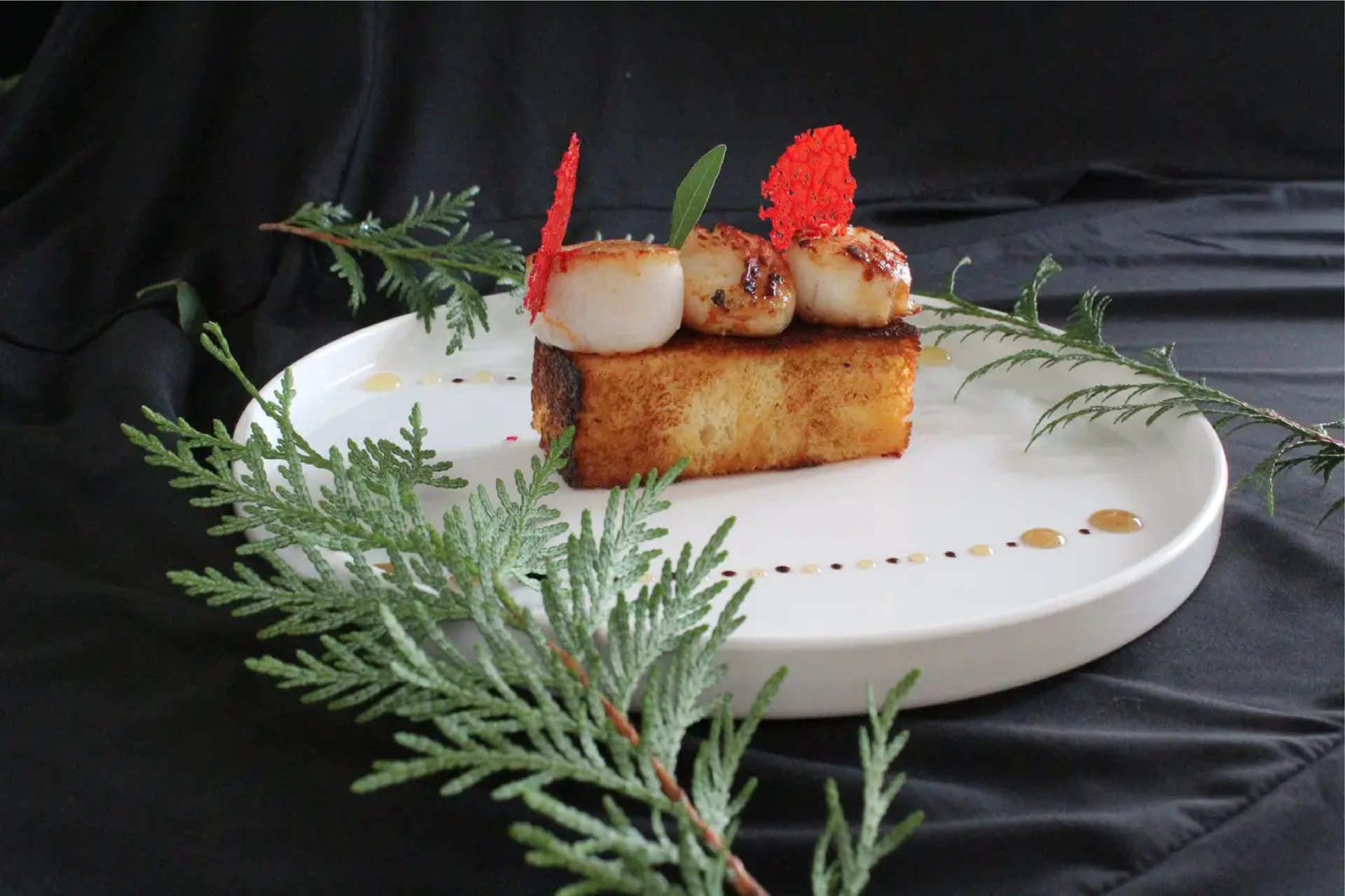 Une assiette blanche avec un morceau de nourriture dessus