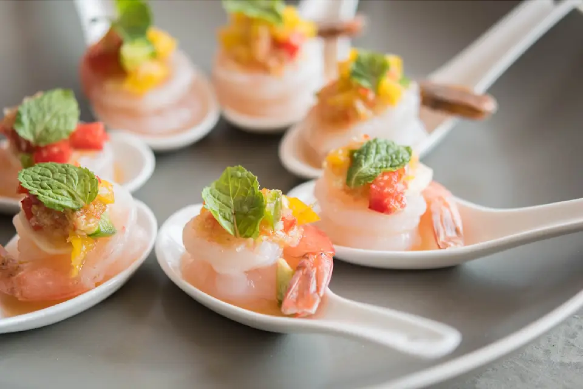 Un gros plan d'une assiette de nourriture sur des cuillères sur une table.