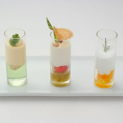 Trois verres remplis de liquides de couleurs différentes sur un plateau