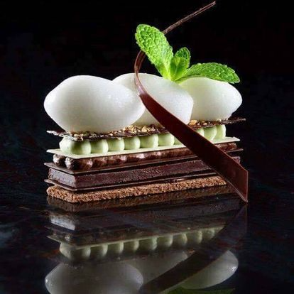 Un gros plan d'un dessert avec des feuilles de menthe sur le dessus