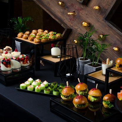 Une table avec une variété de nourriture dessus