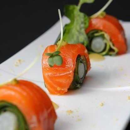 Un gros plan d'une assiette de nourriture sur une table.