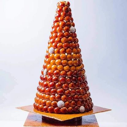 Un sapin de Noël fait de noix sur une table