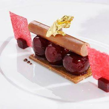 Un gros plan d'un dessert sur une assiette blanche sur une table.