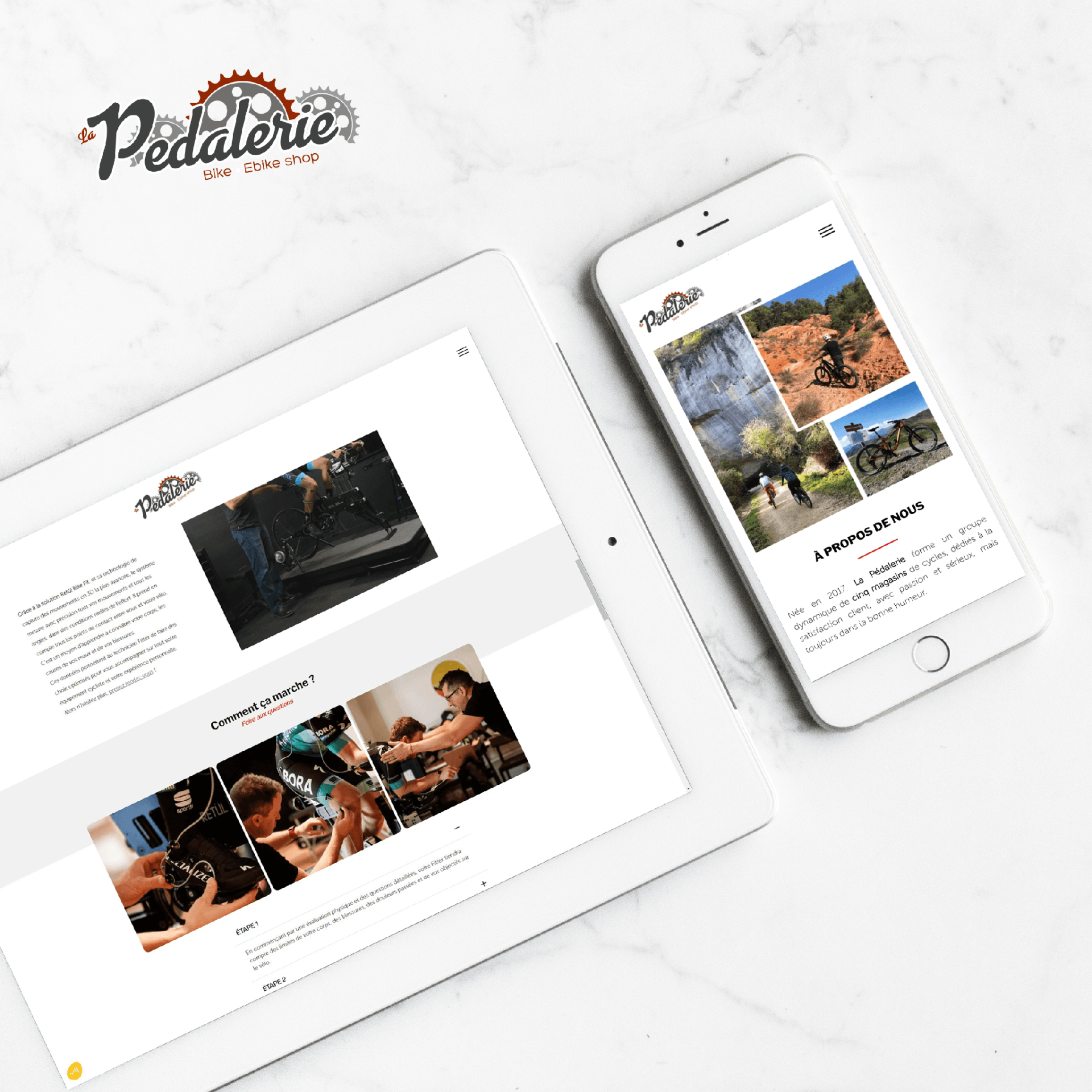 Une tablette et un téléphone portable sont posés l'un à côté de l'autre sur une table.