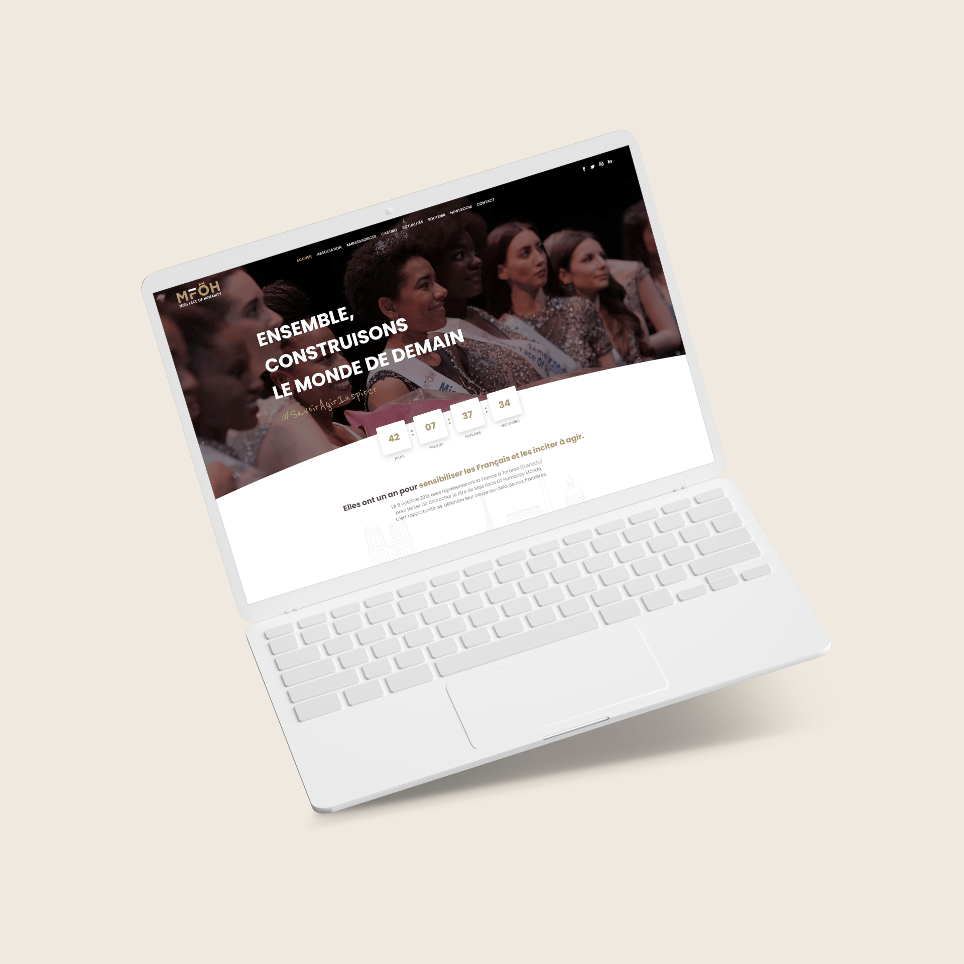 Un ordinateur portable avec un site Web à l'écran.