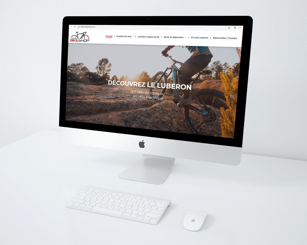 Un écran d'ordinateur avec l'image d'une personne faisant du vélo sur l'écran.