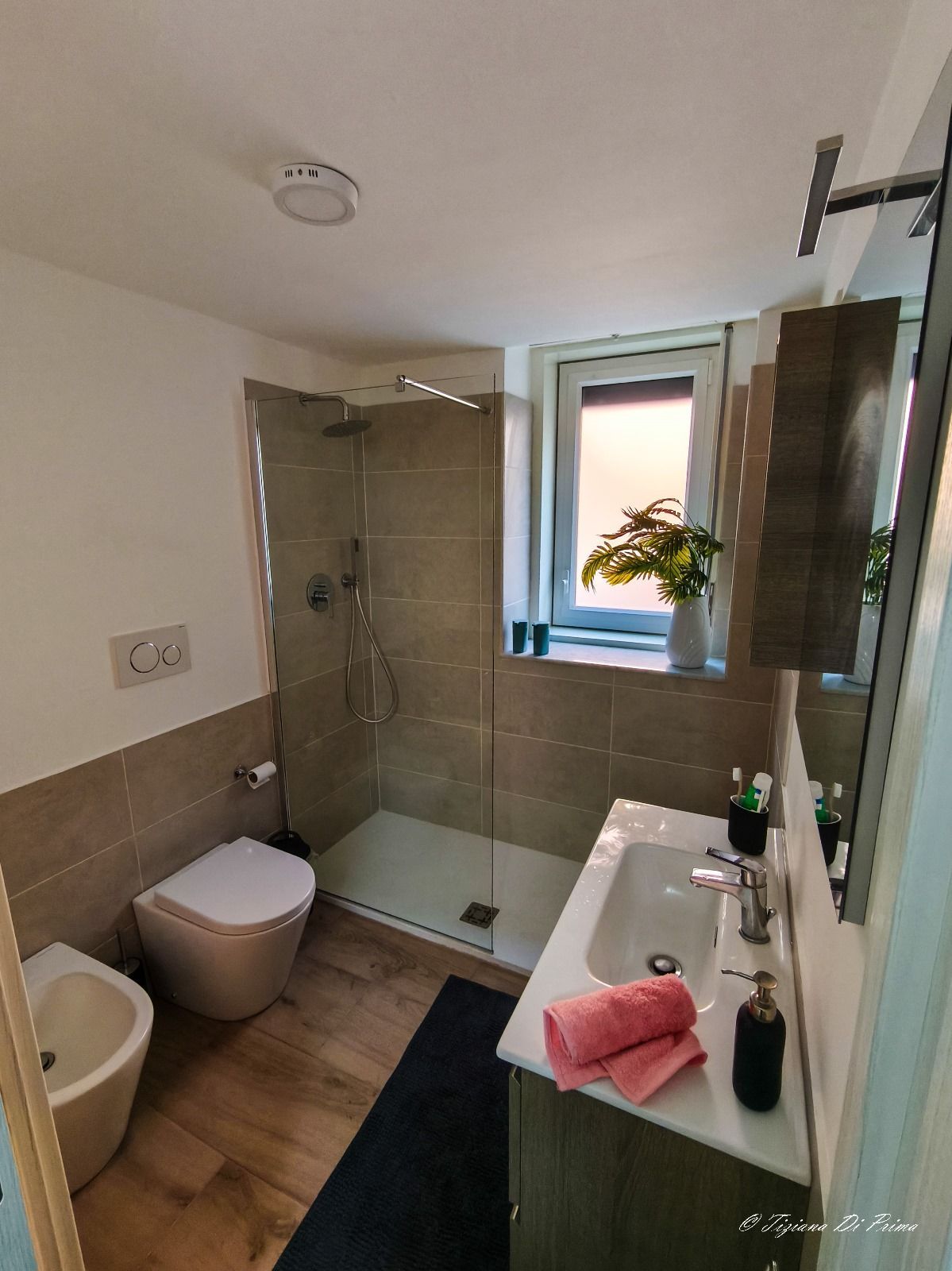 Un bagno con wc, lavandino e doccia.