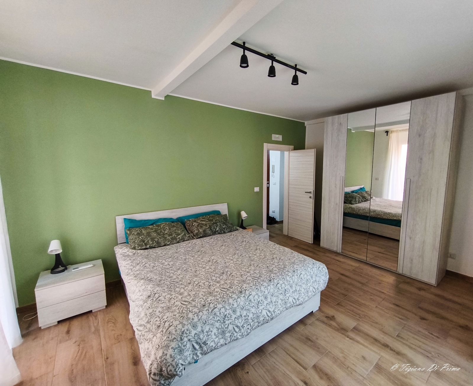 Una camera da letto con pareti verdi e un letto grande