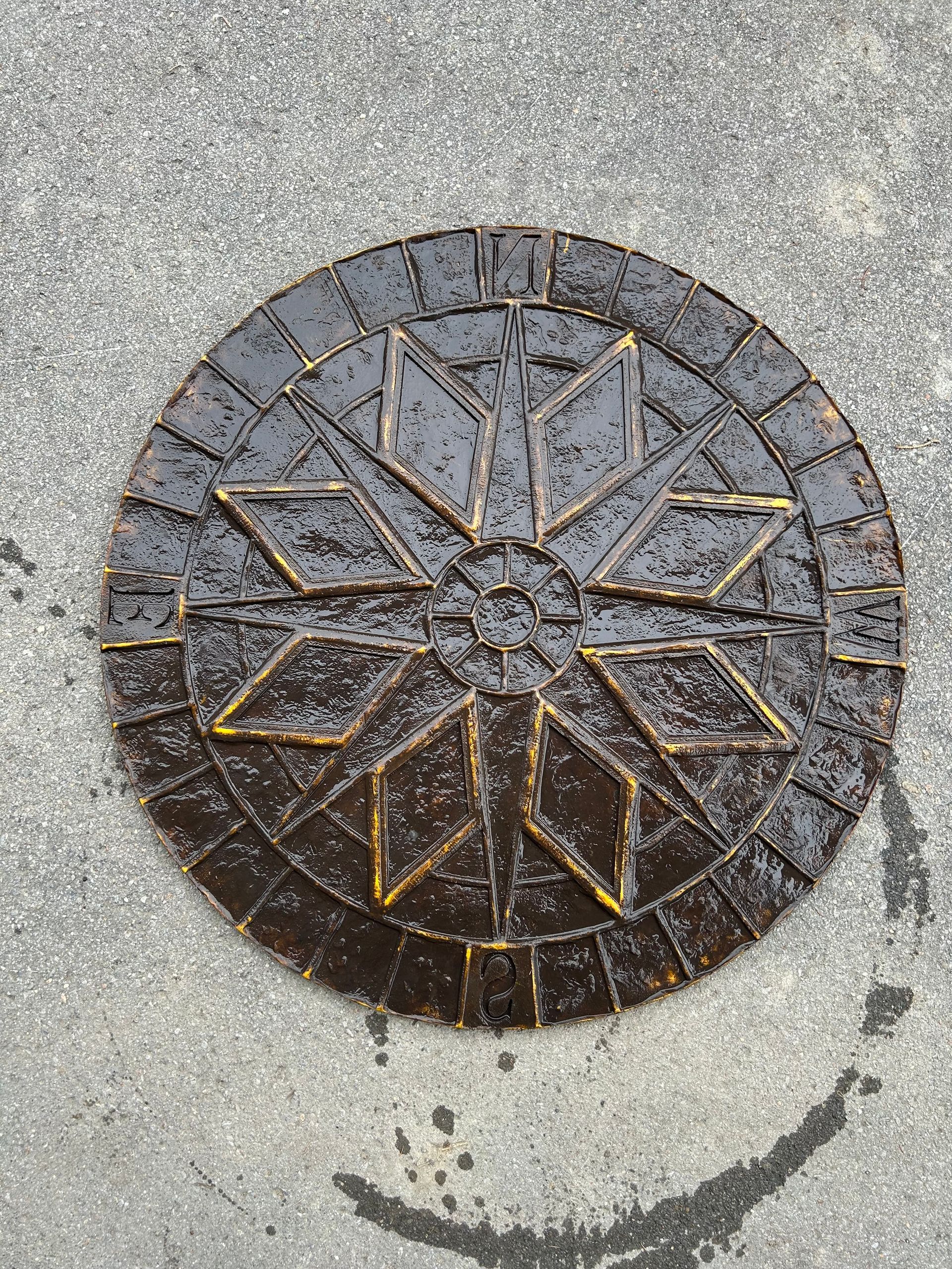 Un couvercle de trou d'homme avec un motif circulaire dessus