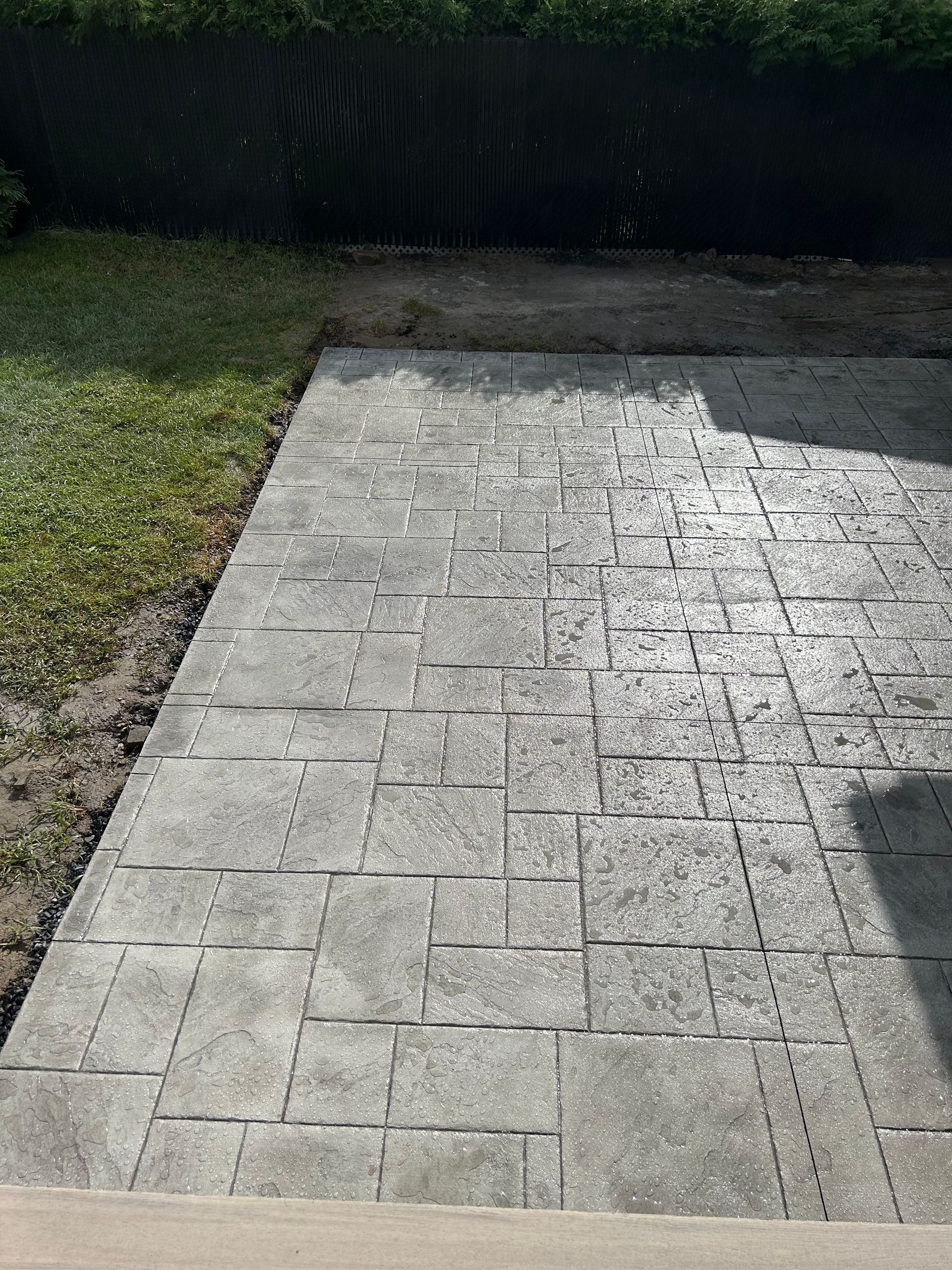 Une allée en briques est en cours de construction dans l'arrière-cour d'une maison.